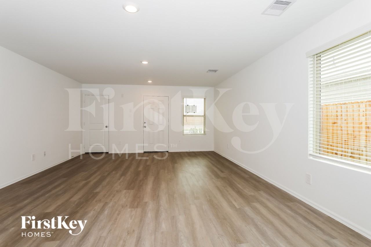 423 Jewett Meadow Dr - Photo 2 of 15
