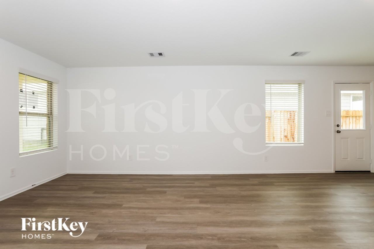 423 Jewett Meadow Dr - Photo 3 of 15