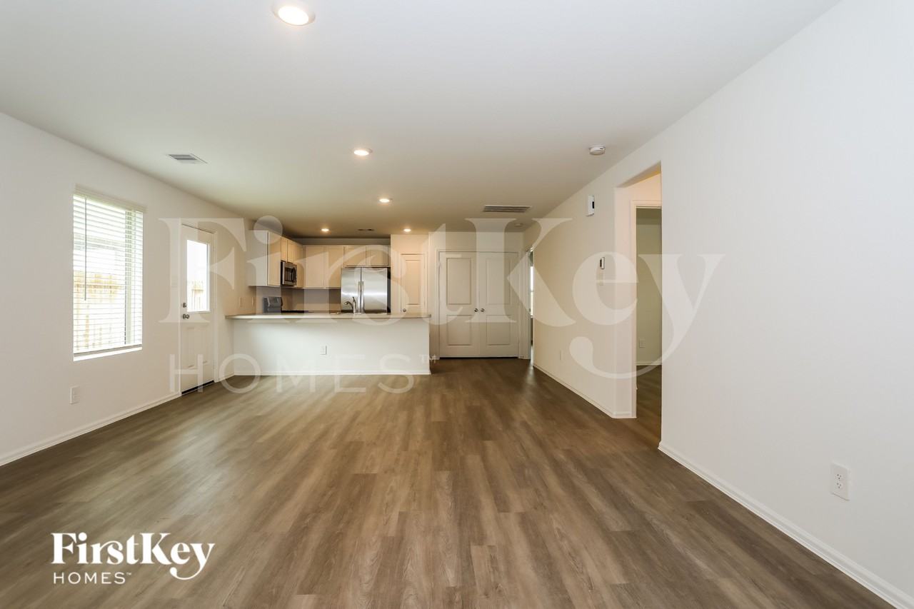 423 Jewett Meadow Dr - Photo 4 of 15