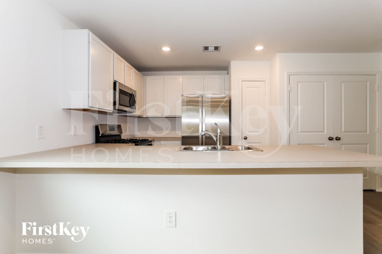423 Jewett Meadow Dr - Photo 5 of 15