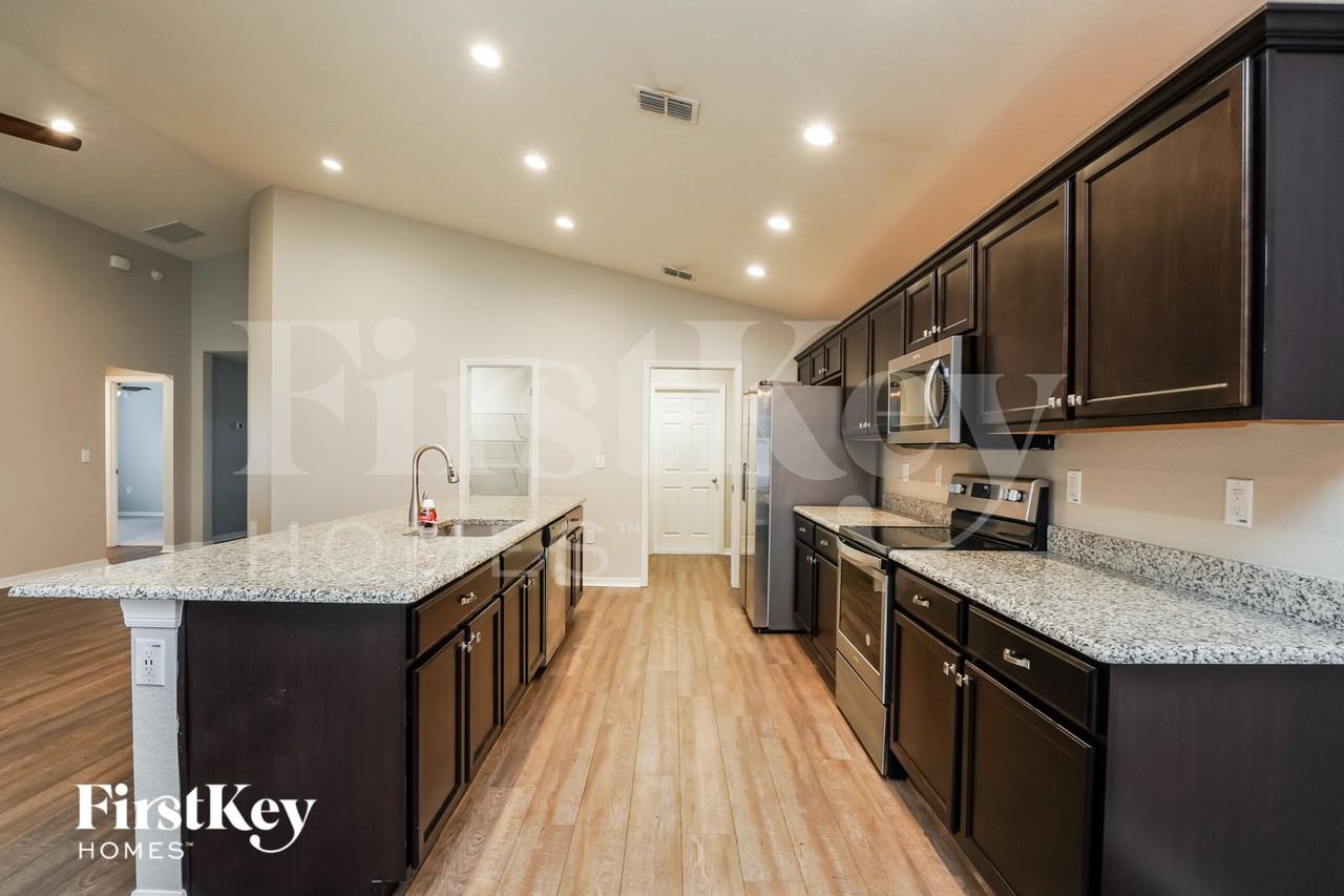 250 Sandestin Dr - Photo 3 of 15