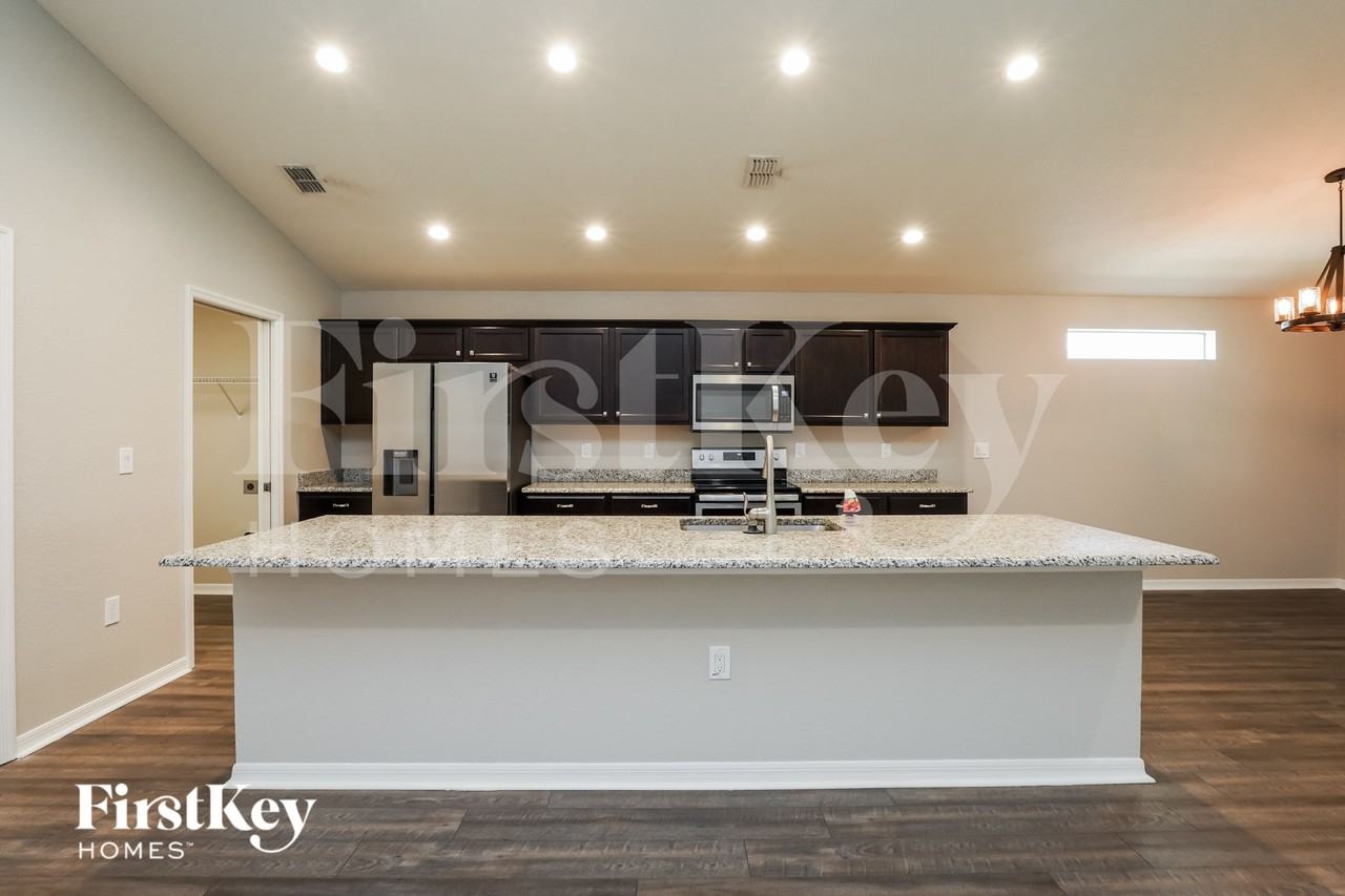 250 Sandestin Dr - Photo 4 of 15