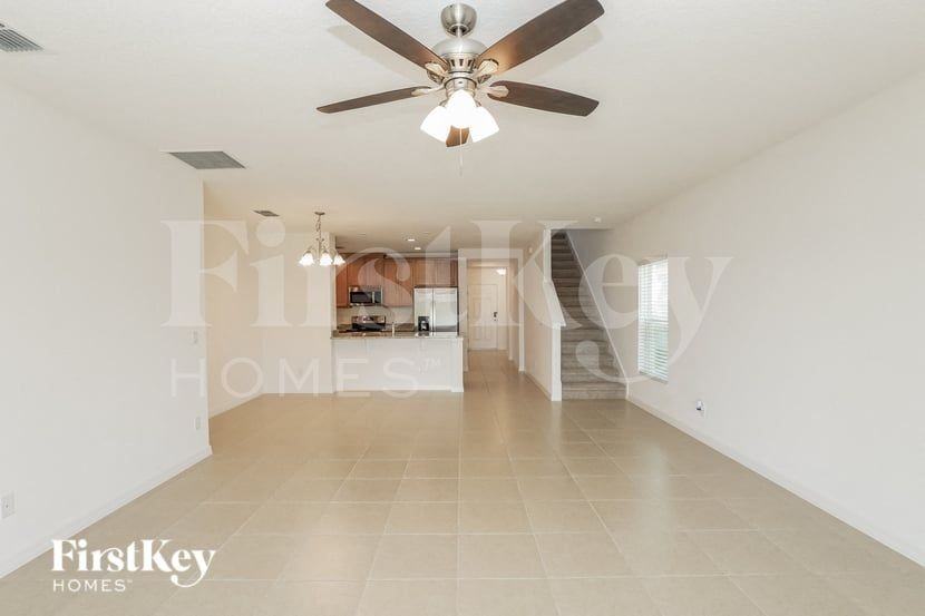 5086 Royal Point Ave - Photo 3 of 15