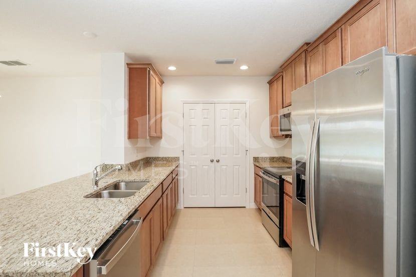 5086 Royal Point Ave - Photo 4 of 15