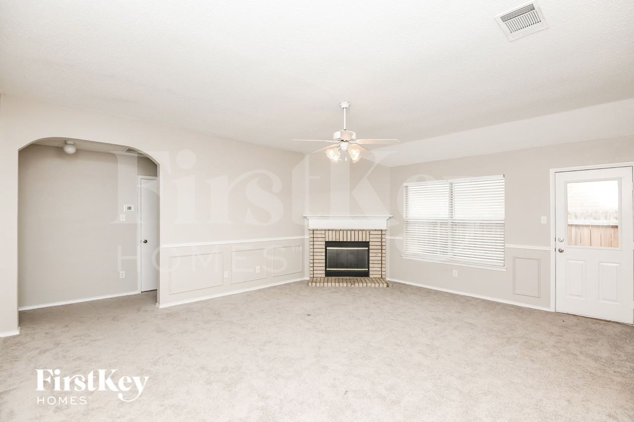 2529 Rivers Edge Dr - Photo 2 of 15