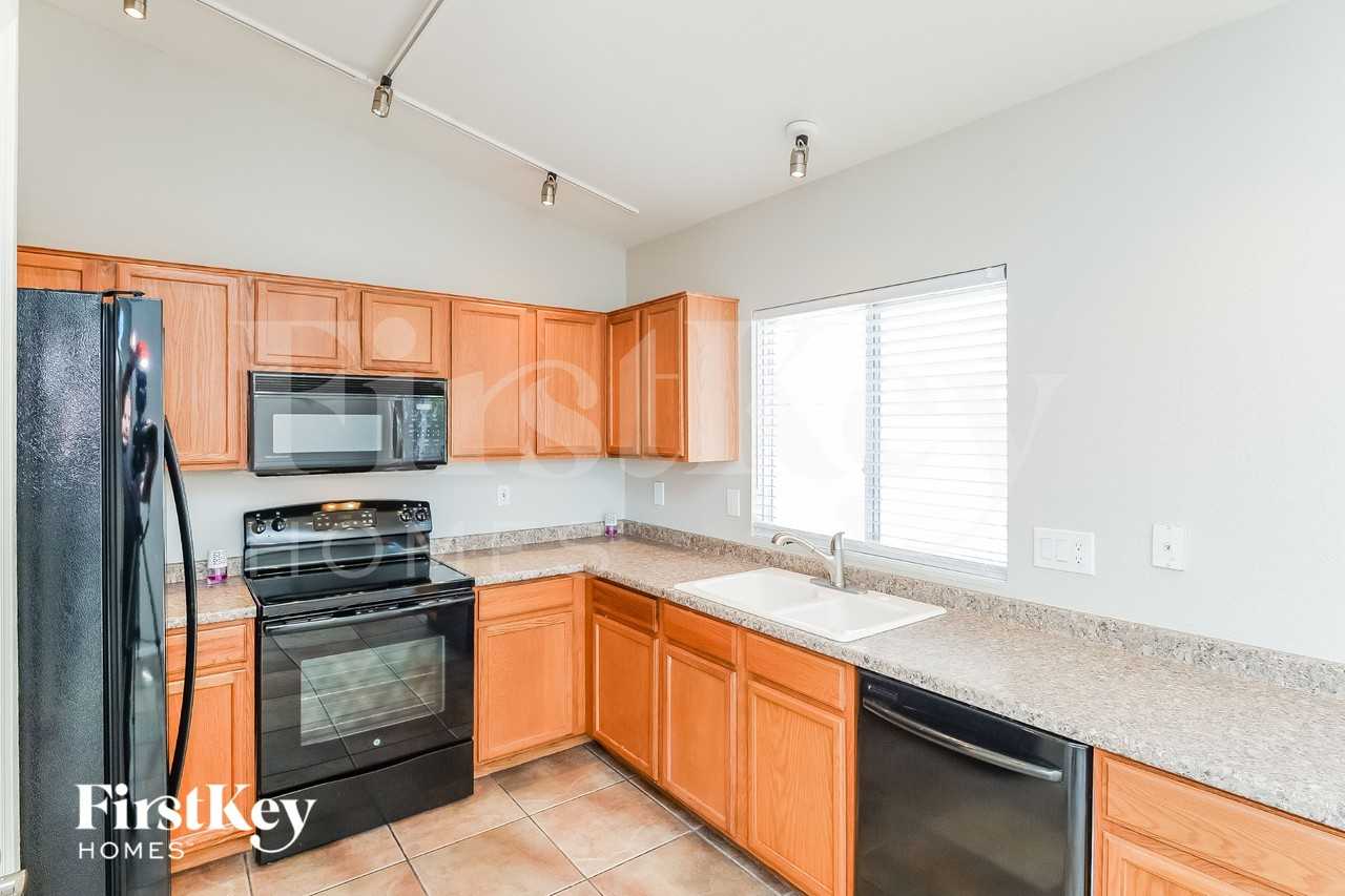 6648 E Russell St - Photo 7 of 16