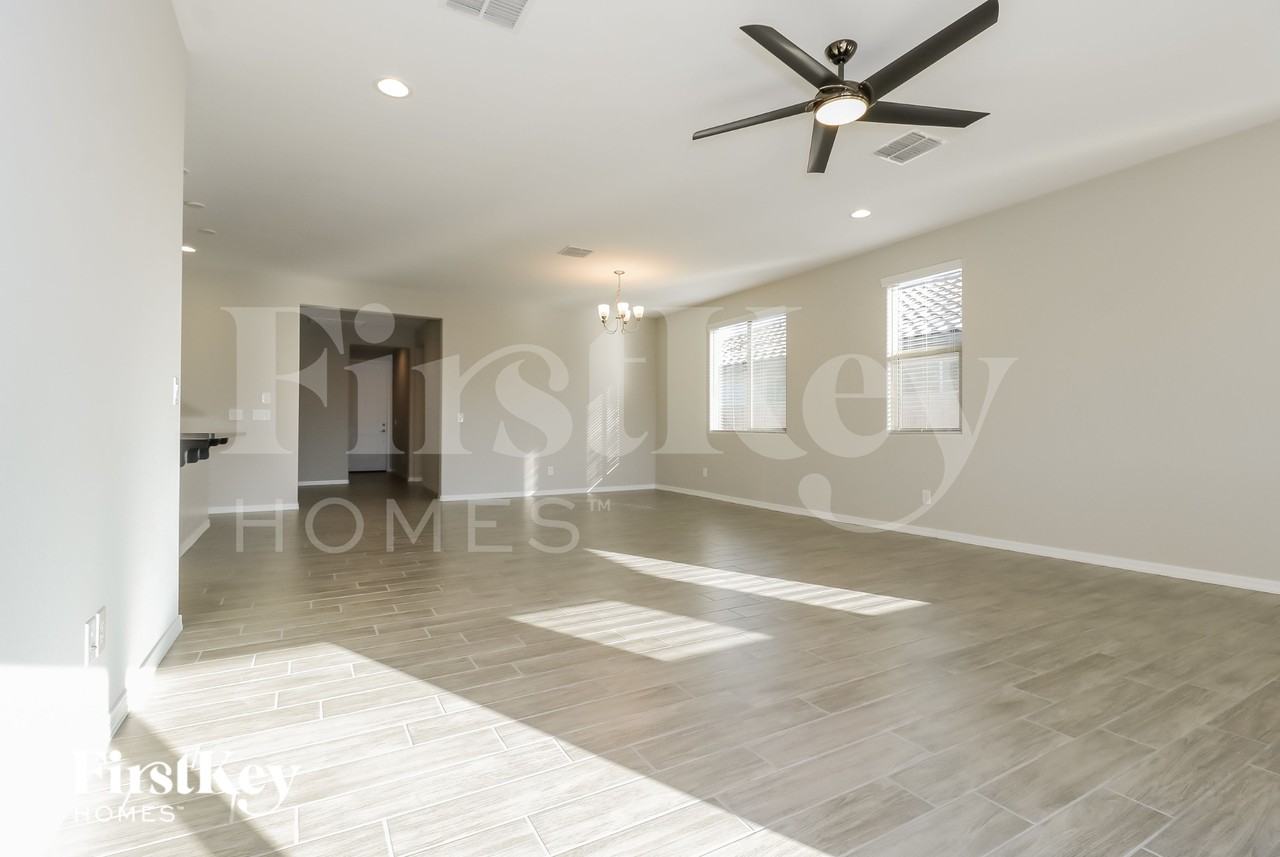 8411 S 164th Dr - Photo 4 of 15
