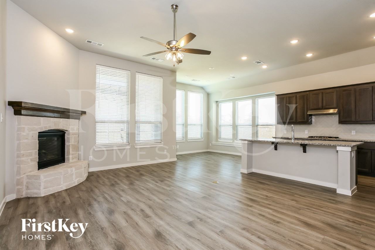 1714 Voltera Dr - Photo 4 of 15