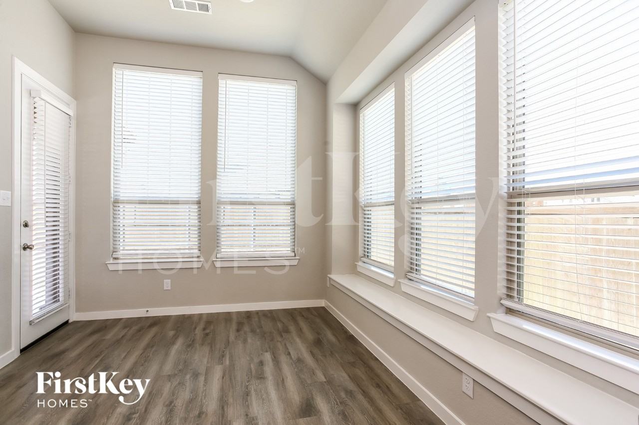 1714 Voltera Dr - Photo 5 of 15