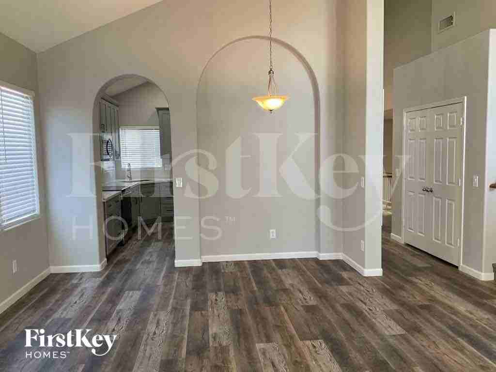 13034 W Ash St - Photo 3 of 14