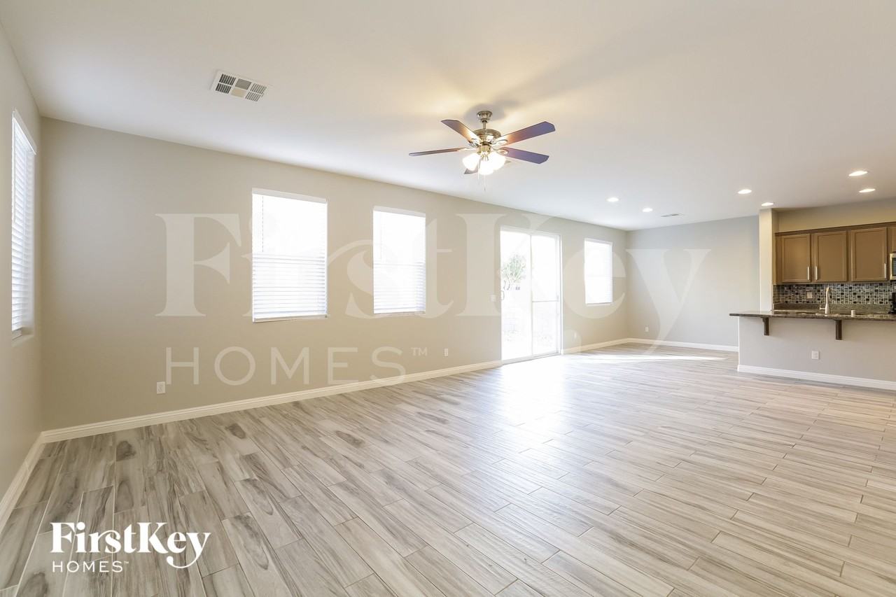 584 Little Moon Ave - Photo 3 of 15