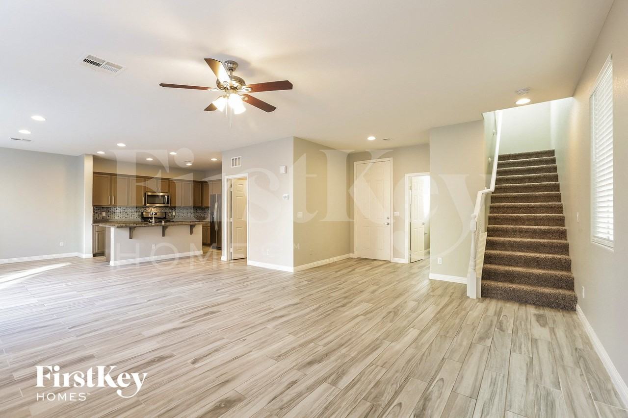 584 Little Moon Ave - Photo 4 of 15
