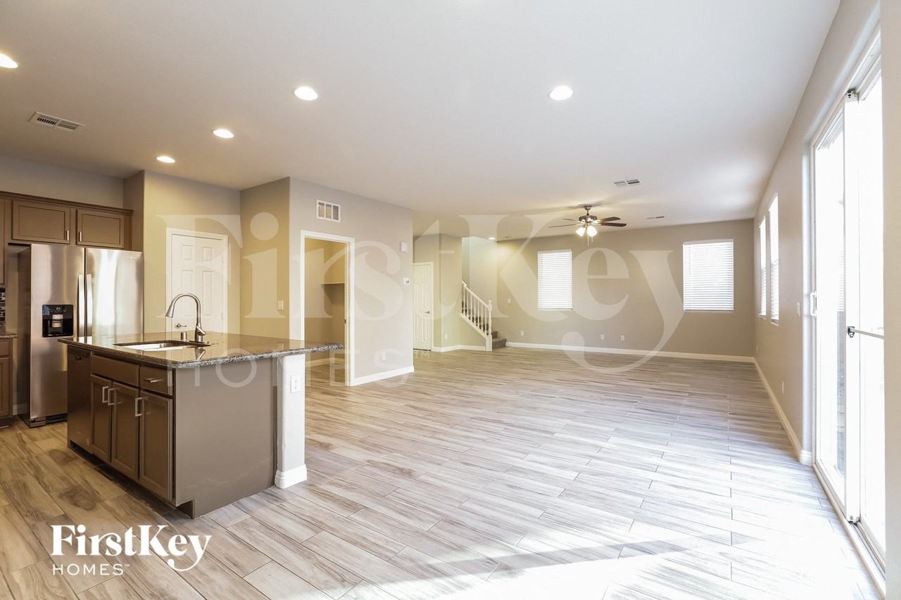 584 Little Moon Ave - Photo 5 of 15