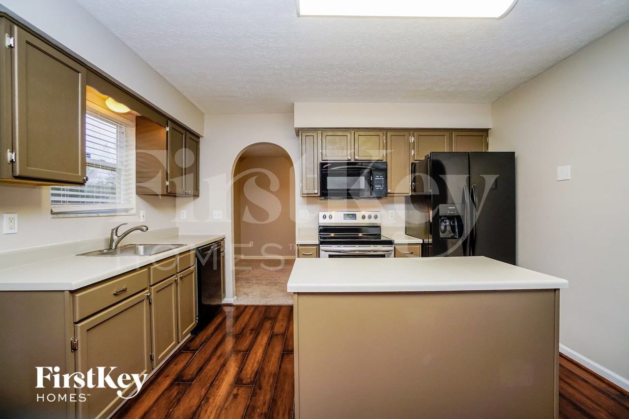 212 Strathsprey Dr - Photo 7 of 15