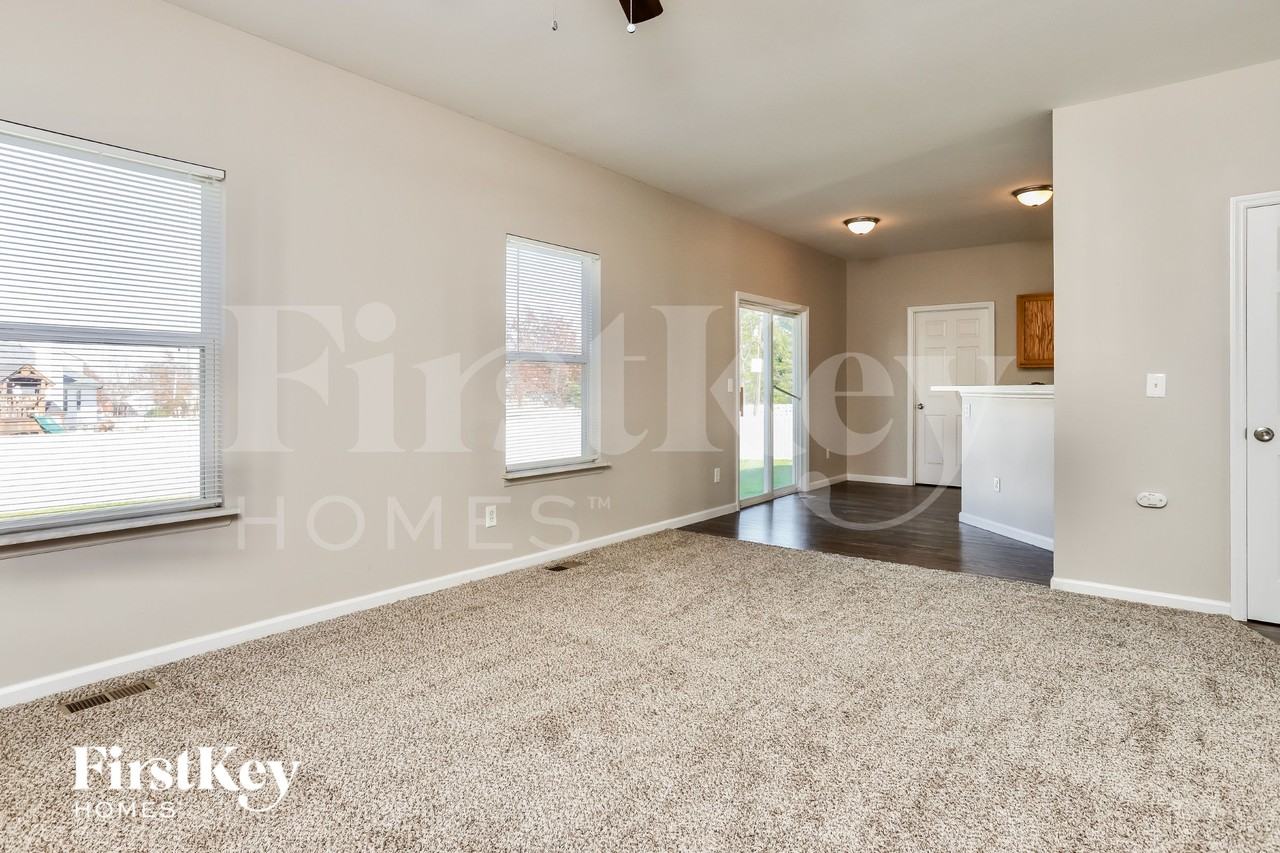 1097 Prince Albert Ct - Photo 5 of 16