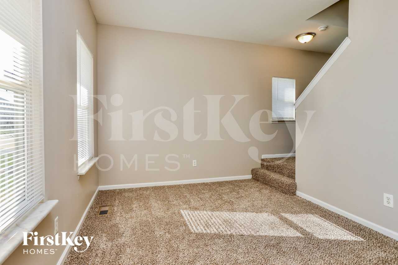 1097 Prince Albert Ct - Photo 6 of 16