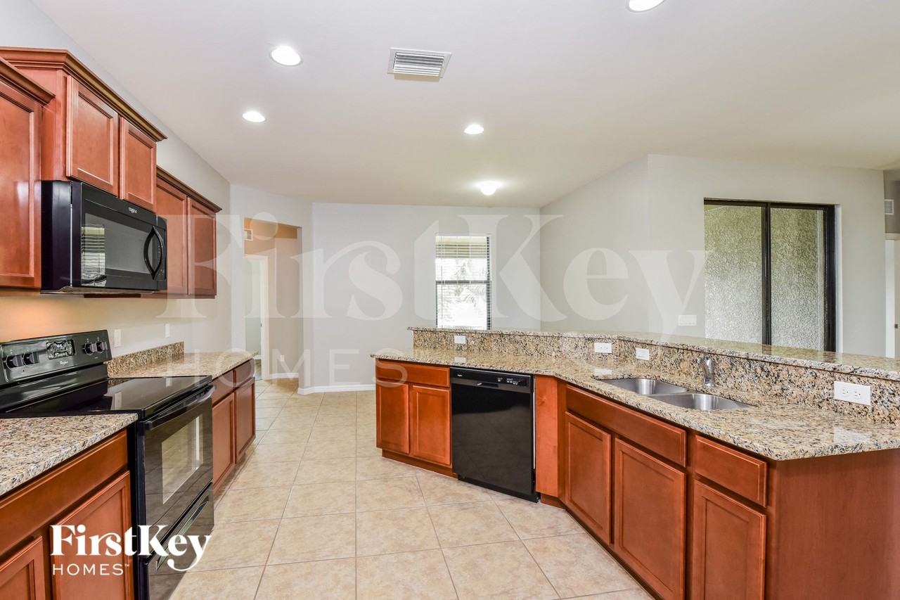 1814 Sw 22nd St - Photo 5 of 15