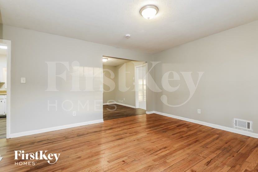 6989 Adel Ln - Photo 3 of 16