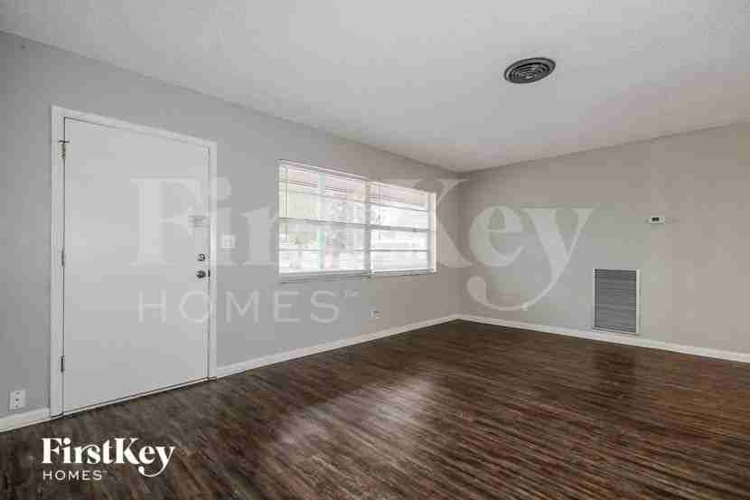 130 Davison Ave N - Photo 2 of 15