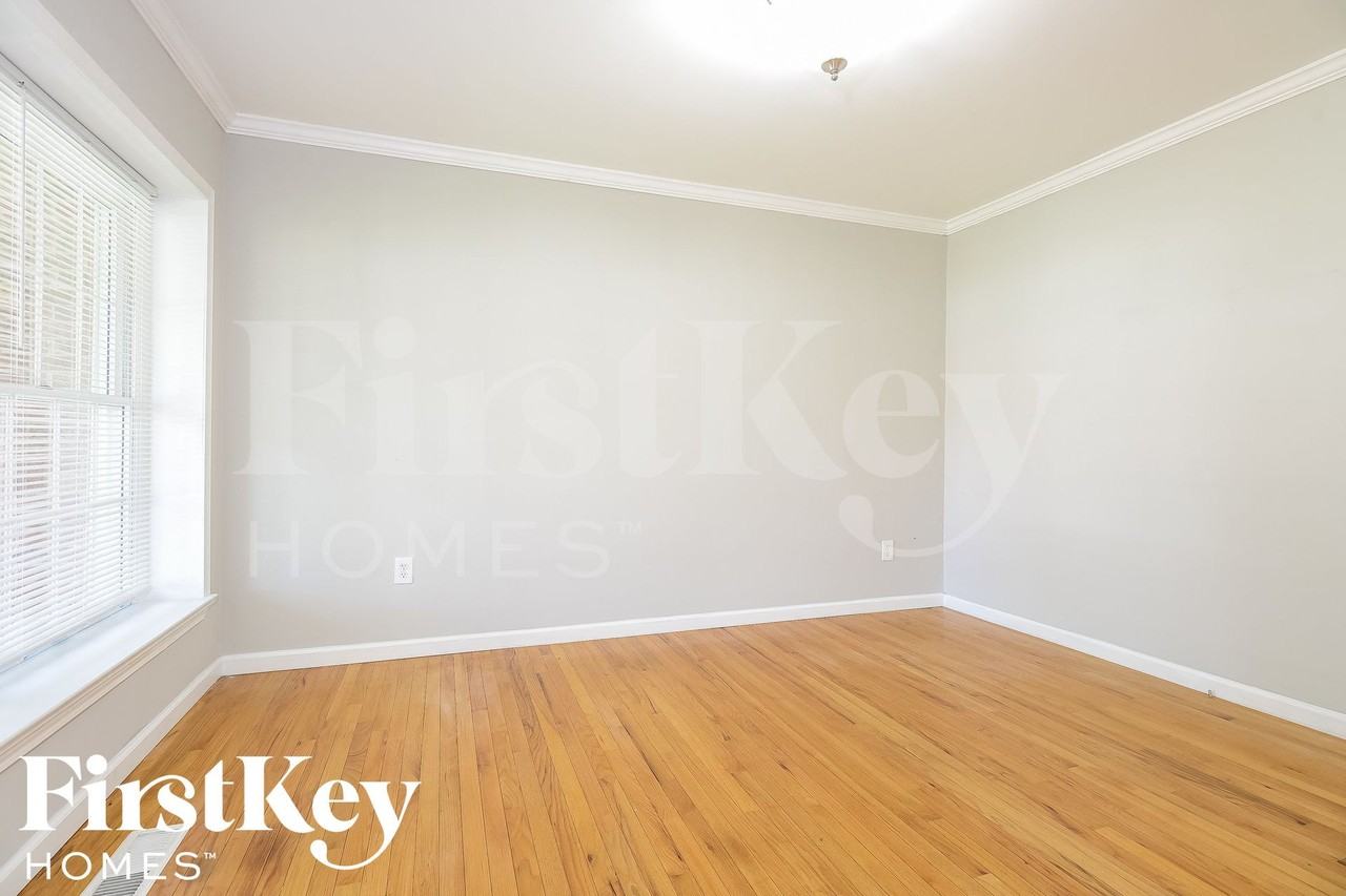 11321 Amboy Ln - Photo 3 of 15