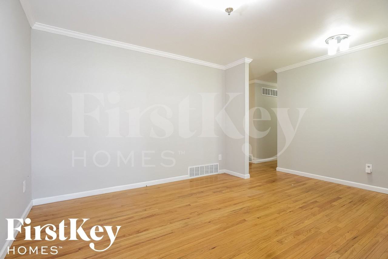 11321 Amboy Ln - Photo 4 of 15