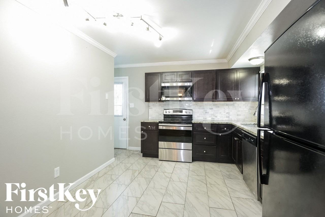 11321 Amboy Ln - Photo 5 of 15