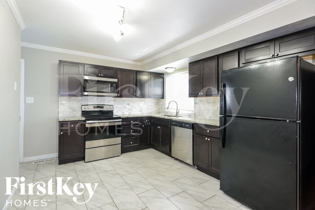 11321 Amboy Ln - Photo 6 of 15