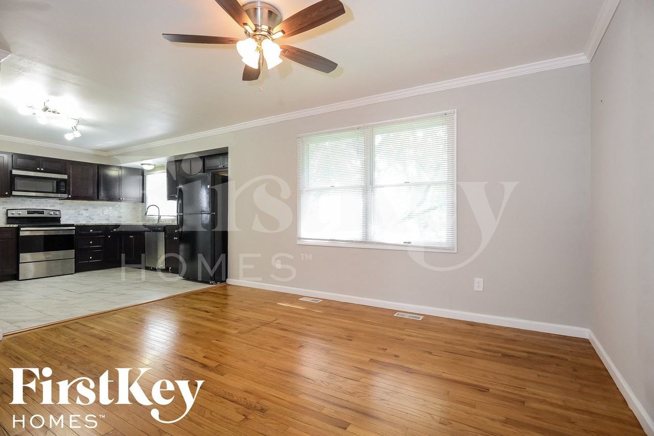 11321 Amboy Ln - Photo 7 of 15