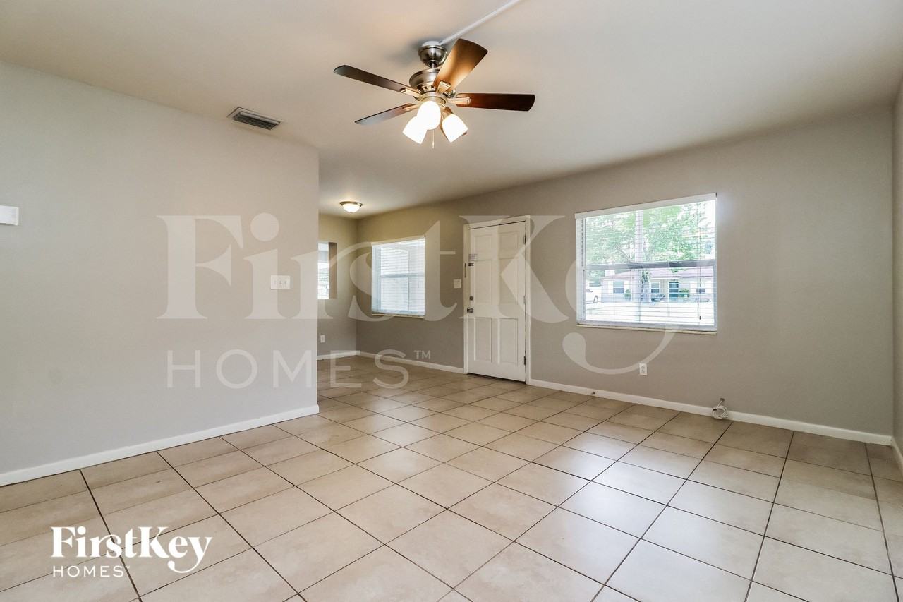 10929 N Edison Ave - Photo 3 of 15