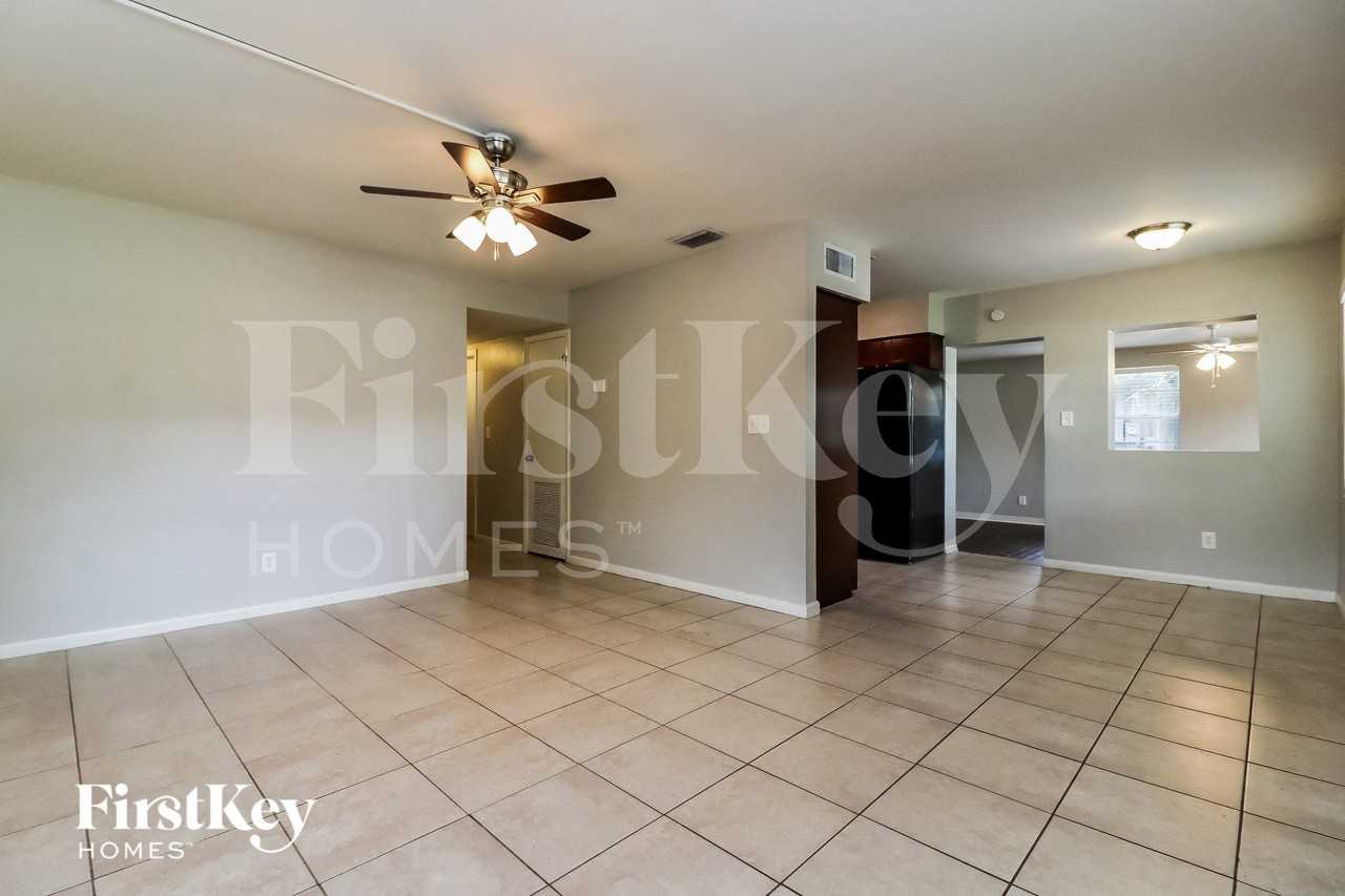 10929 N Edison Ave - Photo 4 of 15