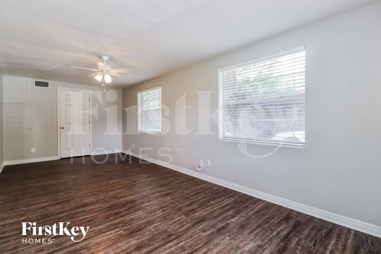 10929 N Edison Ave - Photo 7 of 15