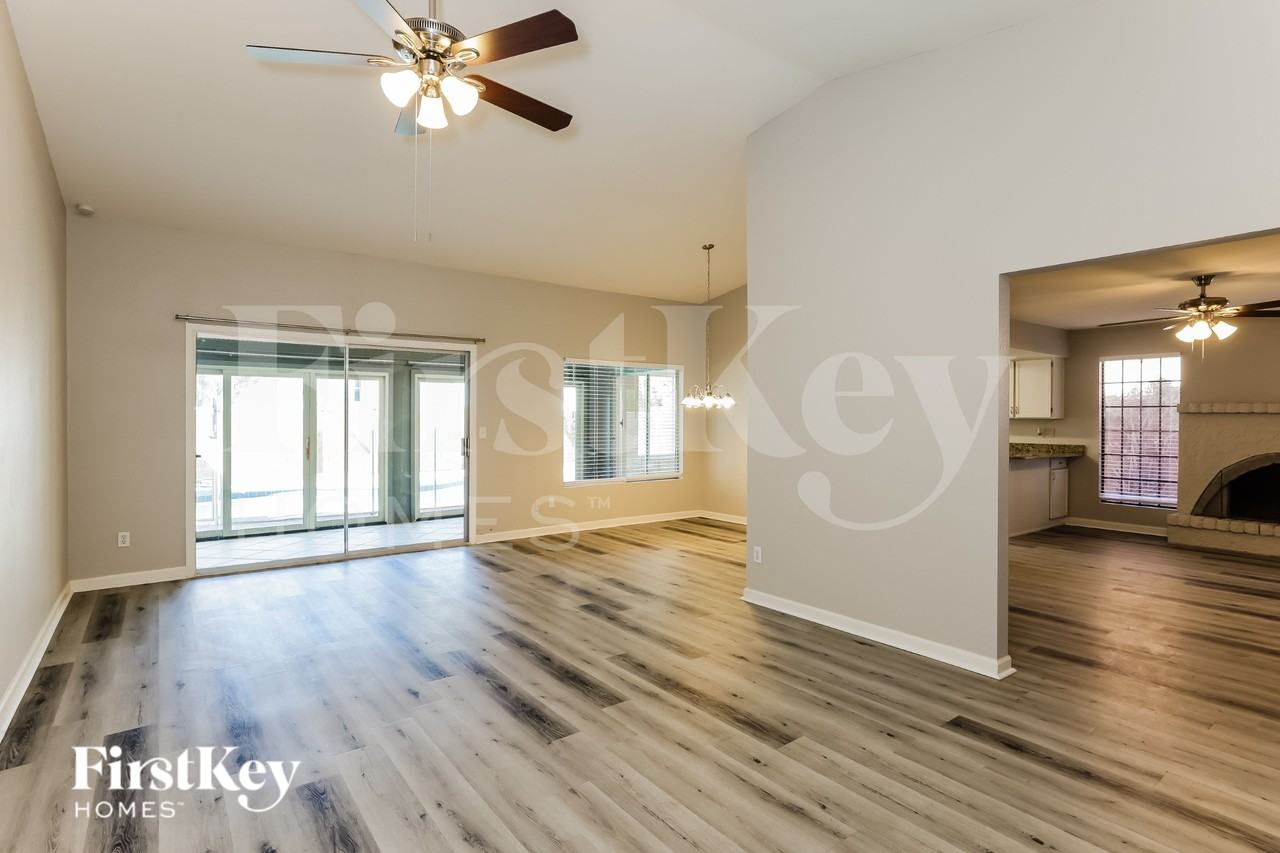 10632 N 39th Ave - Photo 3 of 15