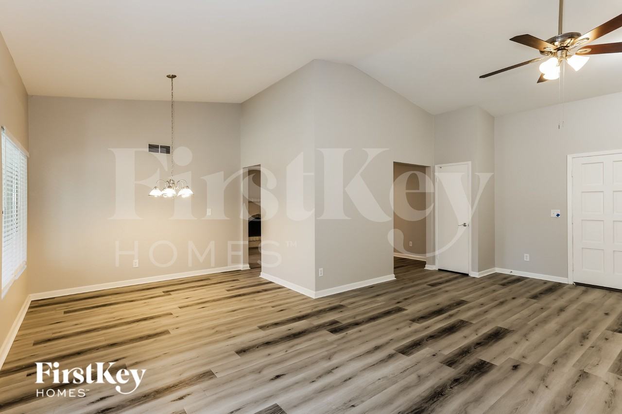 10632 N 39th Ave - Photo 4 of 15