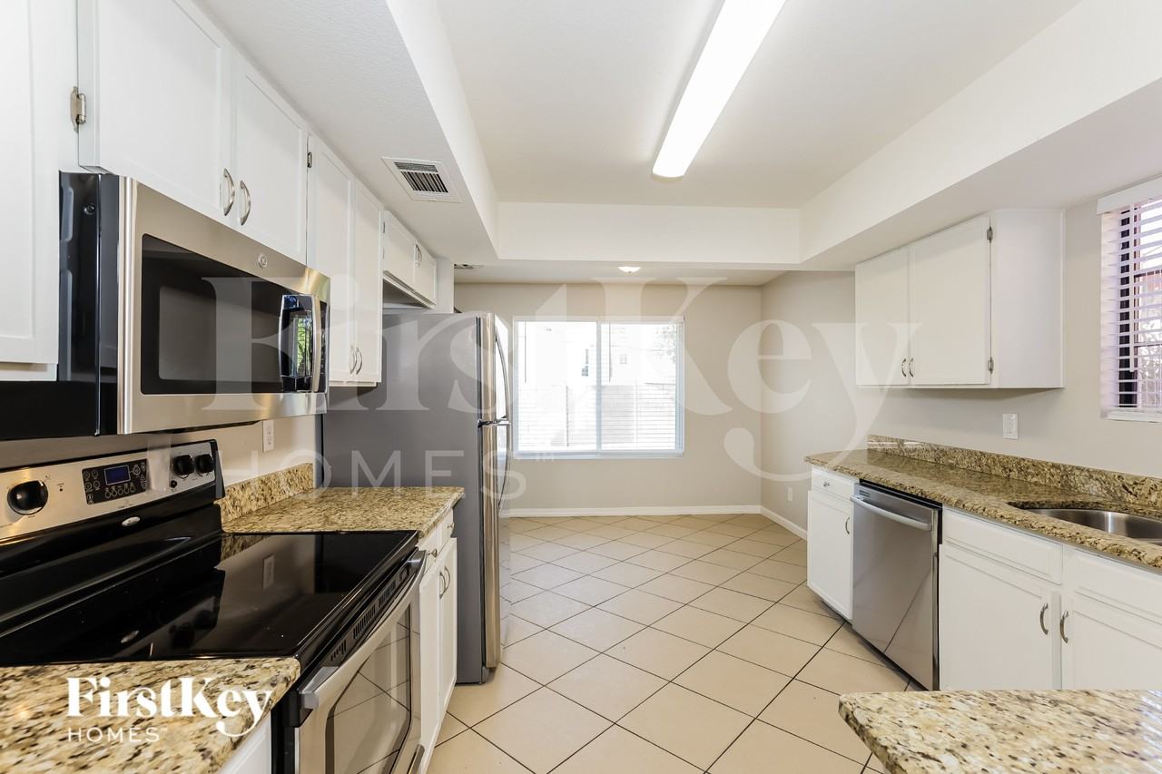 10632 N 39th Ave - Photo 5 of 15