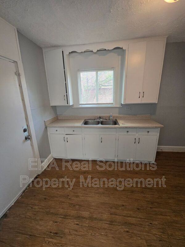 1557 Brooks Ave - Photo 7 of 13