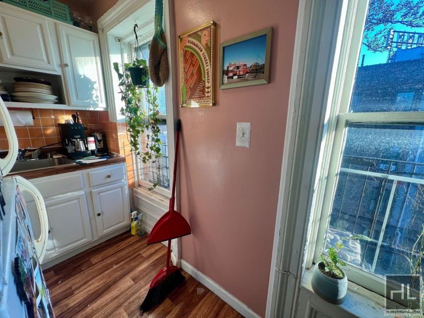 6 Brevoort Pl - Photo 3 of 10