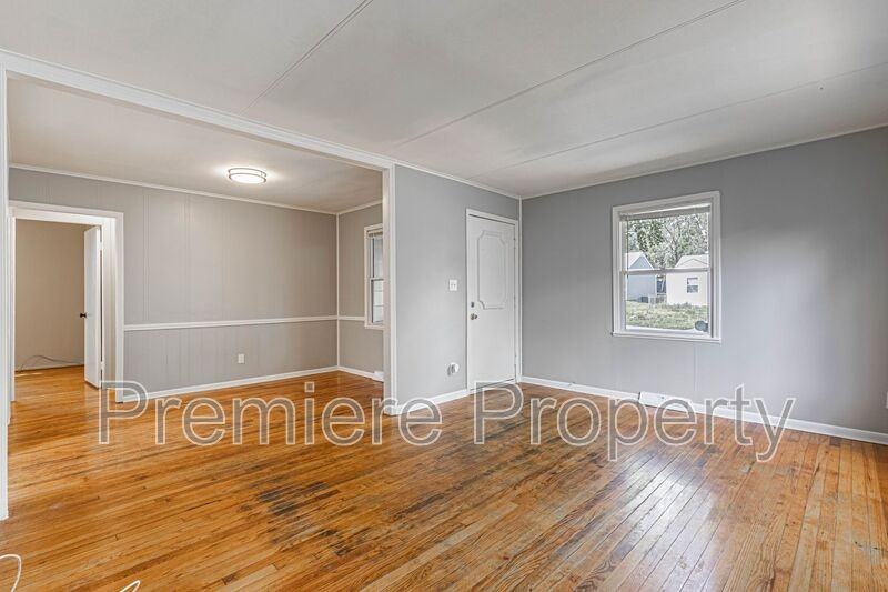 1109 Ne 44th St - Photo 2 of 10