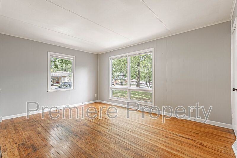 1109 Ne 44th St - Photo 3 of 10