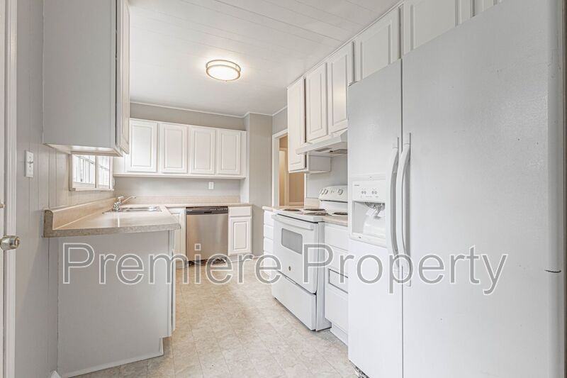 1109 Ne 44th St - Photo 5 of 10