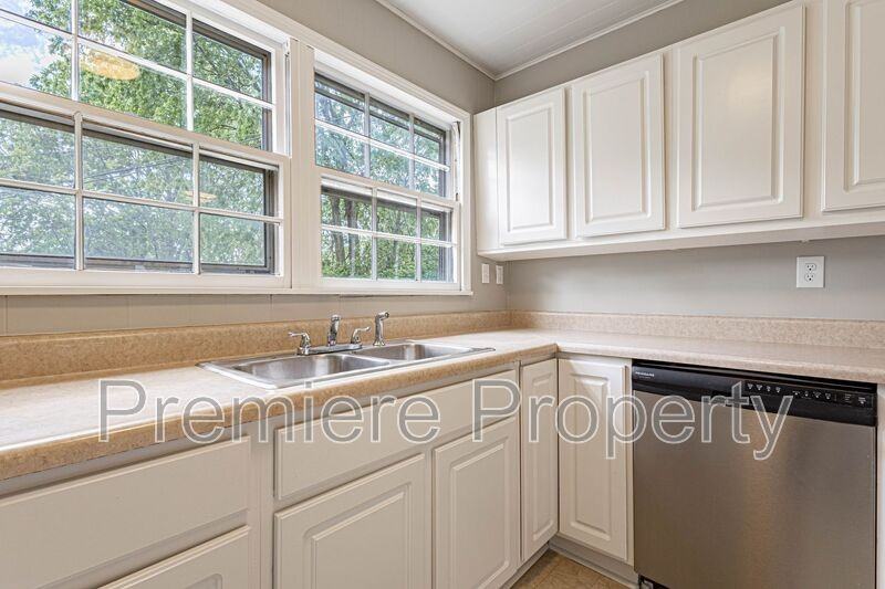 1109 Ne 44th St - Photo 6 of 10