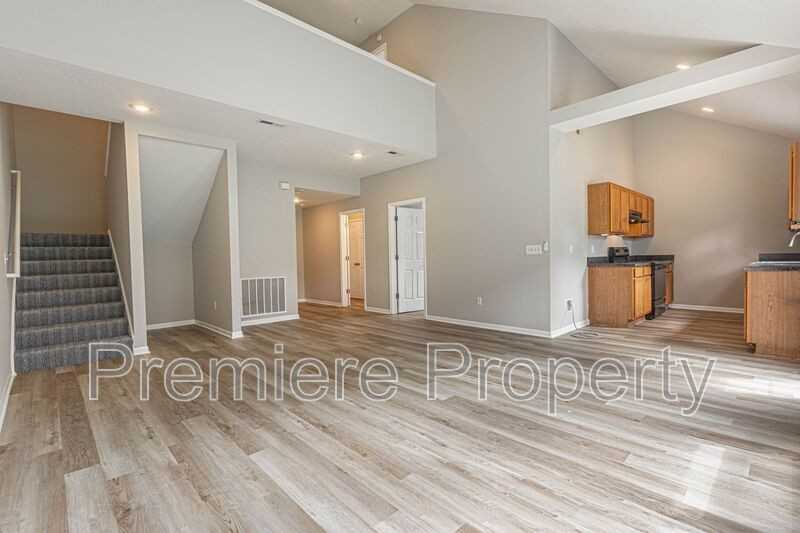 7957 Parallel Pkwy - Photo 4 of 14