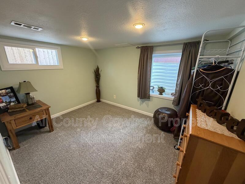 1011 S 6th St - Photo 6 of 13