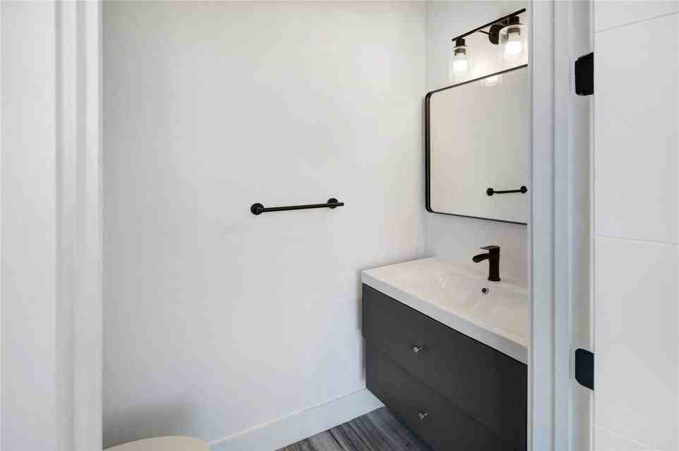 2004 Sw 15th Ave - Photo 2 of 16