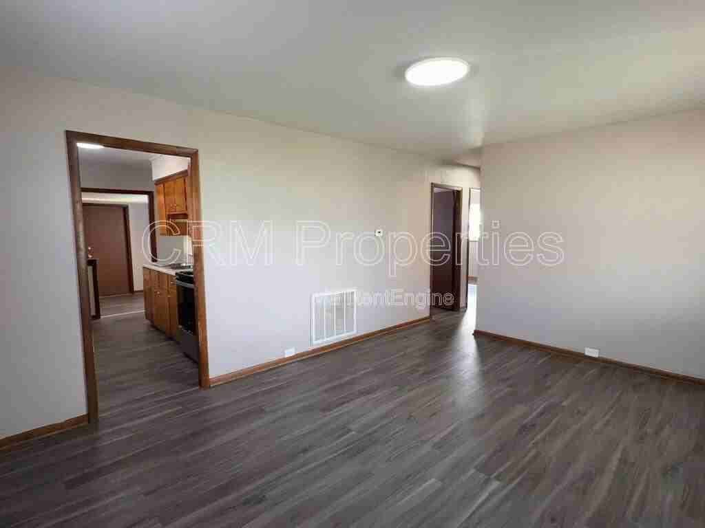 1007 E N St - Photo 4 of 8