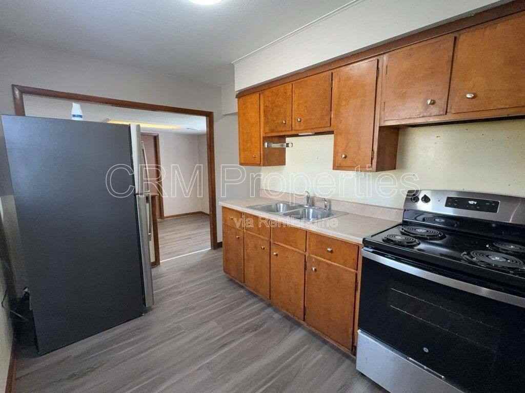 1007 E N St - Photo 5 of 8