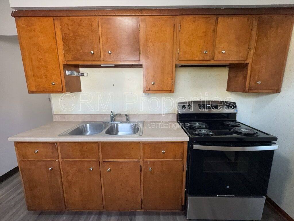 1007 E N St - Photo 6 of 8