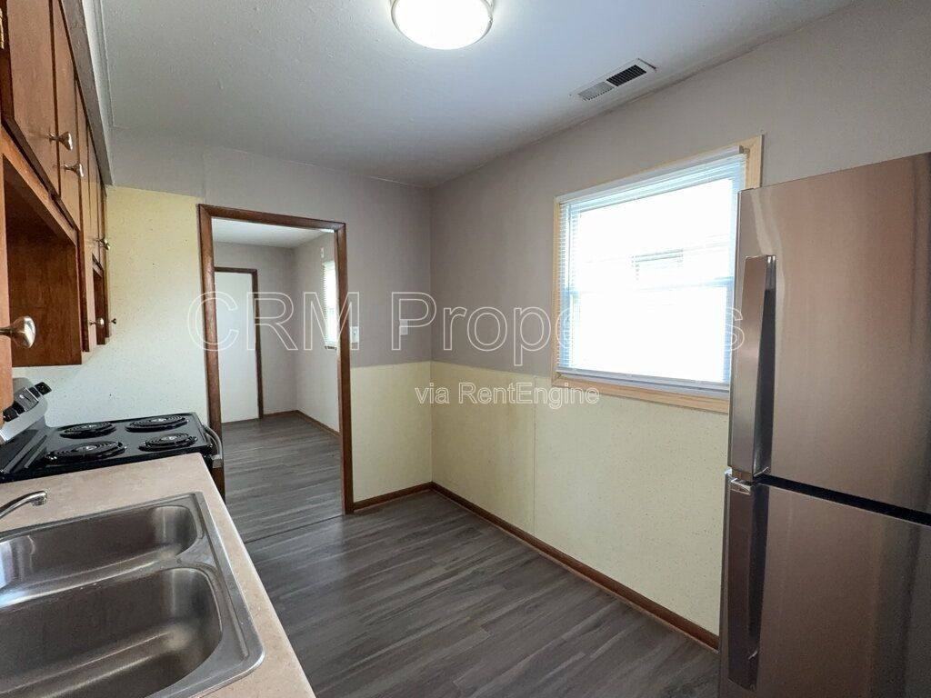 1007 E N St - Photo 7 of 8