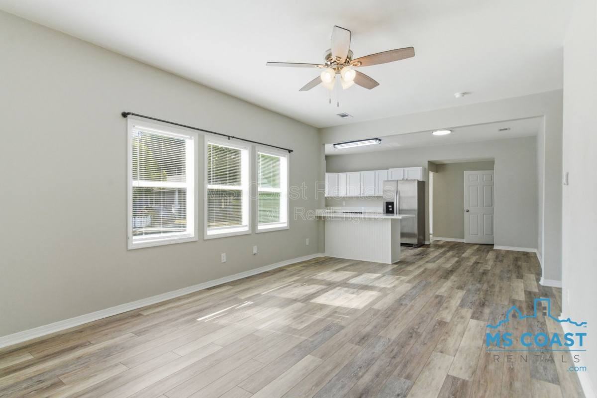 962 Thelma St - Photo 3 of 10