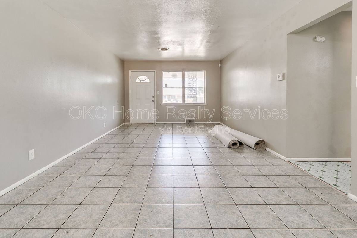 8712 Ne 25th St - Photo 2 of 10