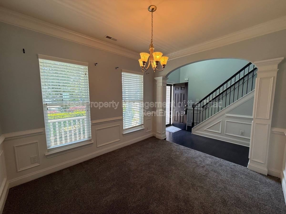 2211 Talon Dr - Photo 2 of 10